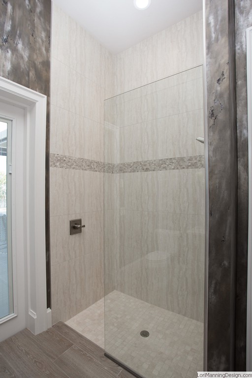Doorless shower w glass wall